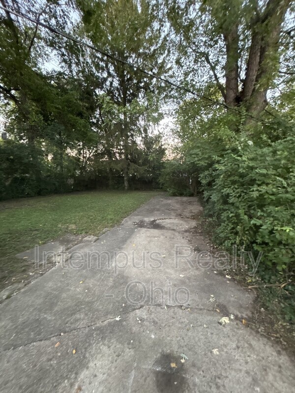 Building Photo - 692 S Wheatland Ave