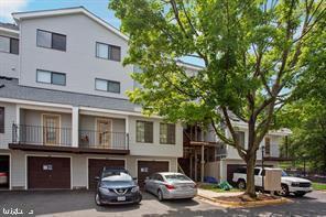 Building Photo - 1611 Carriage House Terrace