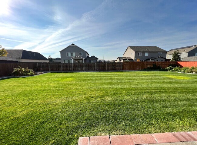 Building Photo - West Richland Home On 0.32 Acres