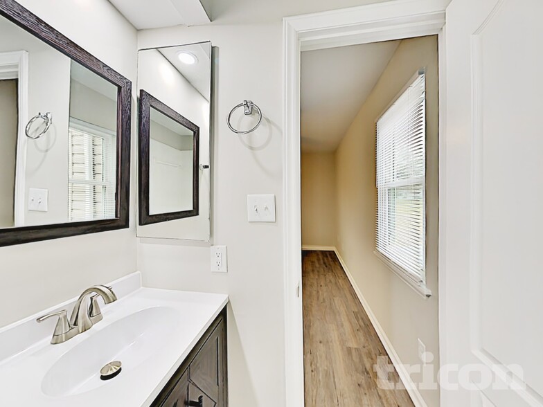 Building Photo - 7300 Yorkville Ct