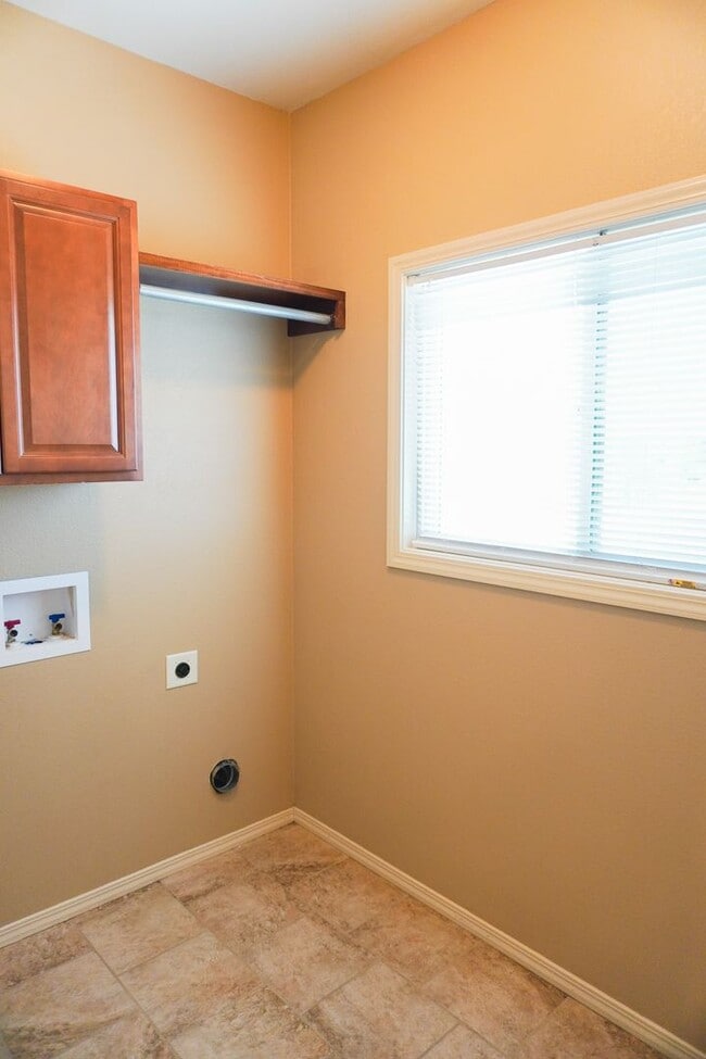 Building Photo - 3-Bed Duplex w Garage + Fenced Yard