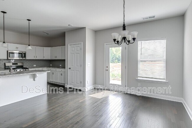 Building Photo - 107 Crabourne Dr