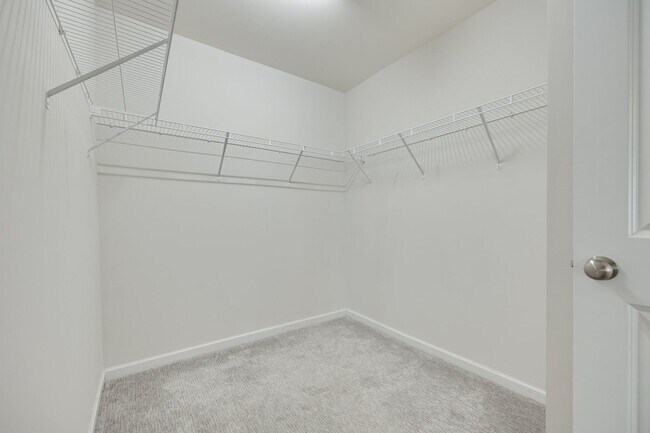 Building Photo - Beautifully maintained 3-bedroom, 3 bath e...
