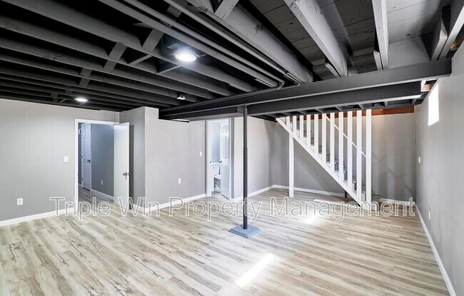 Building Photo - 9823 Meadowview Dr