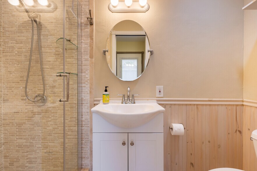 Second bath - 805 Regal Rd