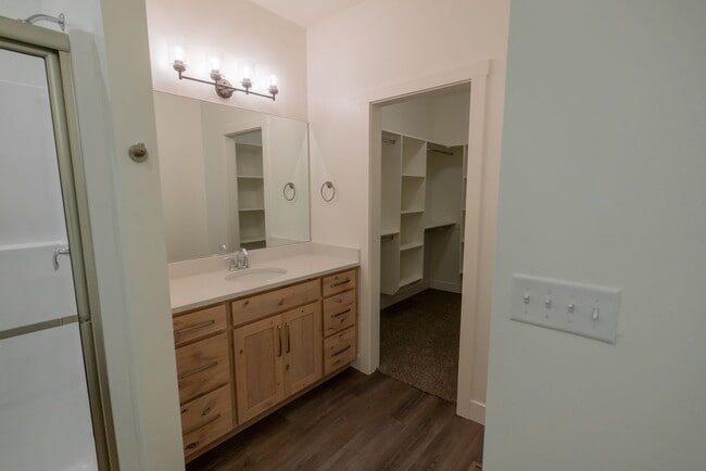 Building Photo - Luxury 5 Bedroom 3 Bath with Upscale Ameni...