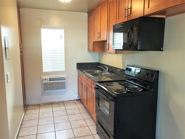 Building Photo - Adorable studio in desirable Burbank area!