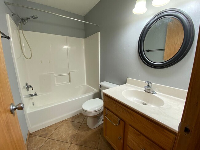 Building Photo - 3 Bedroom Twinhome near the New Sandford Hospital!!
