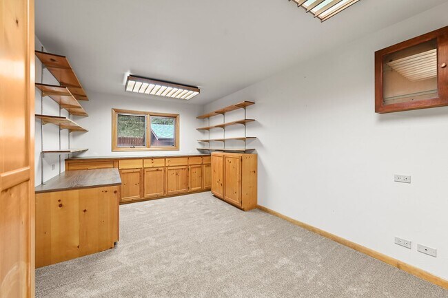 Building Photo - Mountain Life & Views- 4 bed 2 bath