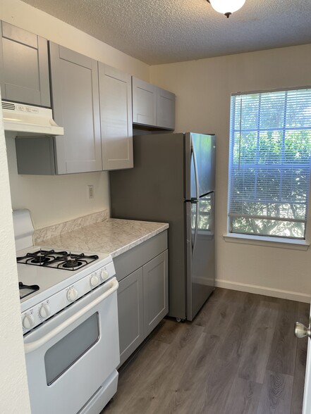 Kitchen - 412 Greenlawn Blvd