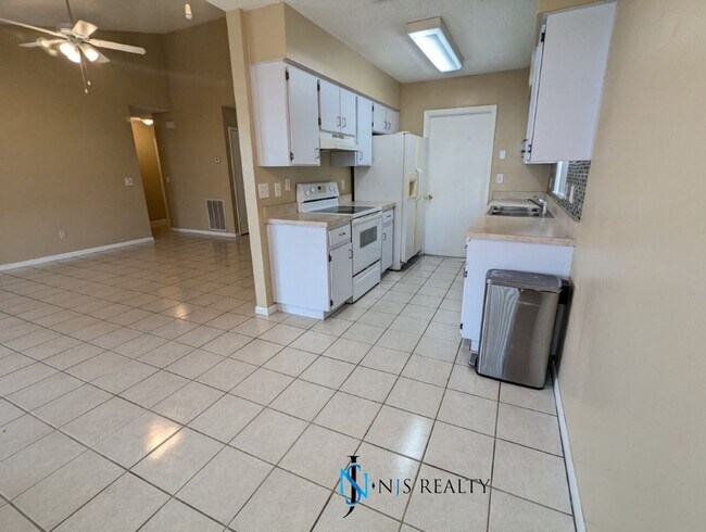 Building Photo - Large 2/2/1 with community pool, primary s...
