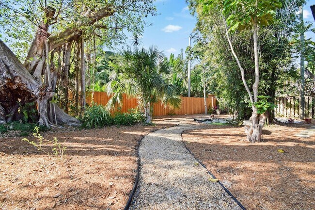 Building Photo - 310 Columbia Dr