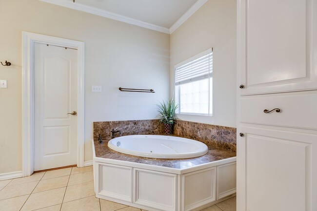 Building Photo - NOW AVAILABLE - Beautiful 3-Bedroom Home in the Southland Neighborhood!