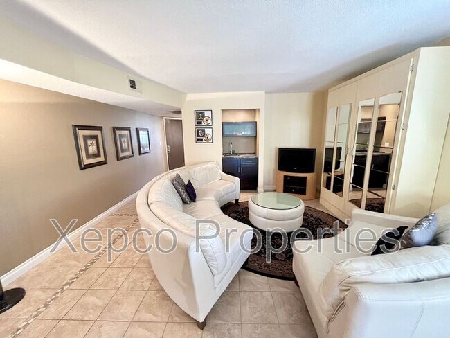 Building Photo - 5300 E Waverly Dr