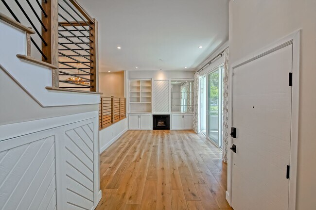 Building Photo - 14 Aries Ct