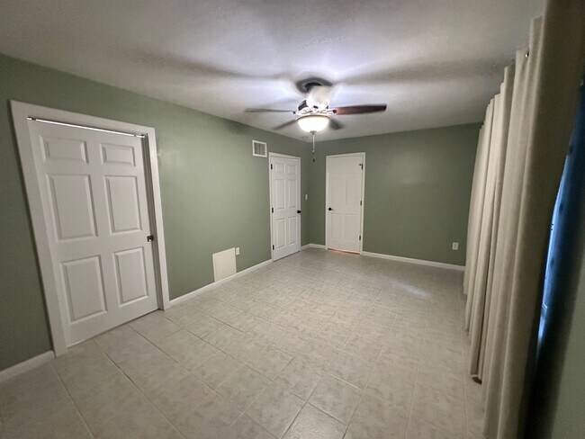 Building Photo - Stunning 3/2 Bungalow near the historic di...