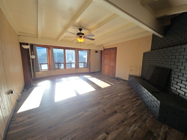 Building Photo - 4BR/2BA South Eureka Home!