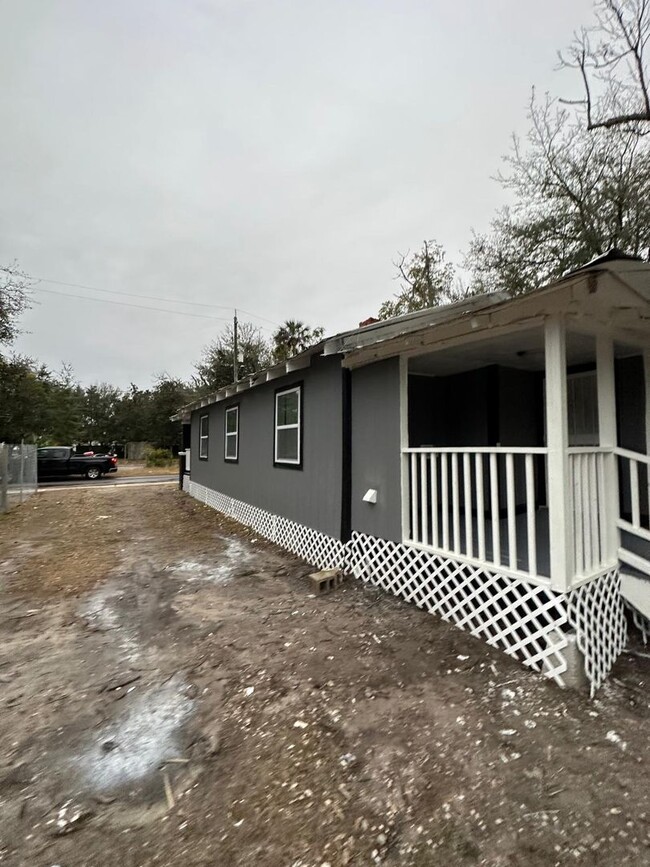 Building Photo - Fully Renovated 3/1 Single Family House Av...