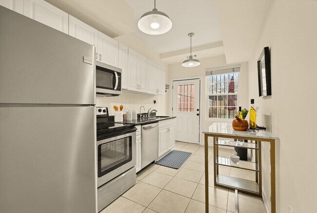 Building Photo - 909 8th St NE