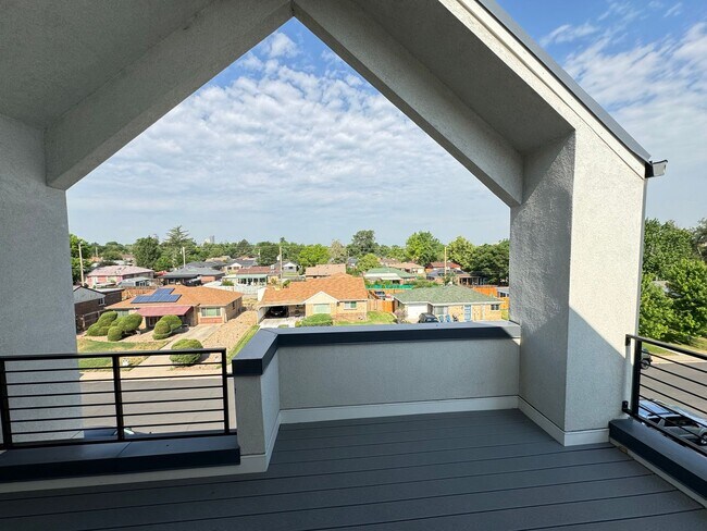 Building Photo - Denver Townhome with Great Views - License #2024-ENTITY-0003918