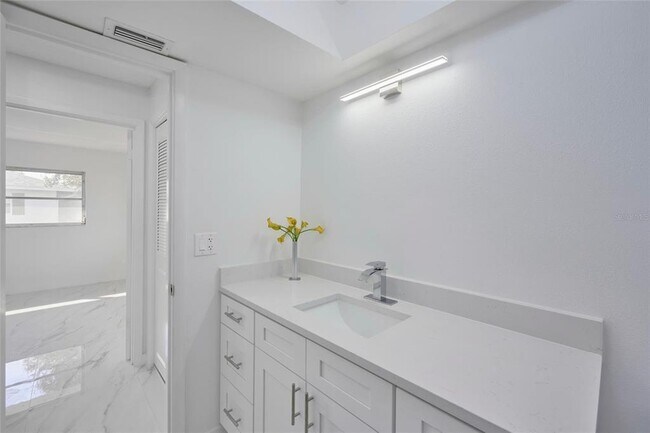 Building Photo - 2310 Laguna Dr