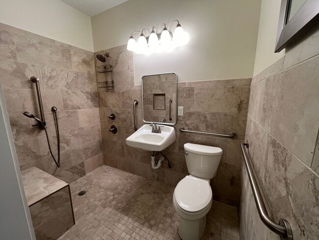 Building Photo - AVAILABLE NOW!! 2 Bed / 2 Bath Townhome in...