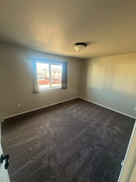 Building Photo - 2142 Falling Leaf Dr