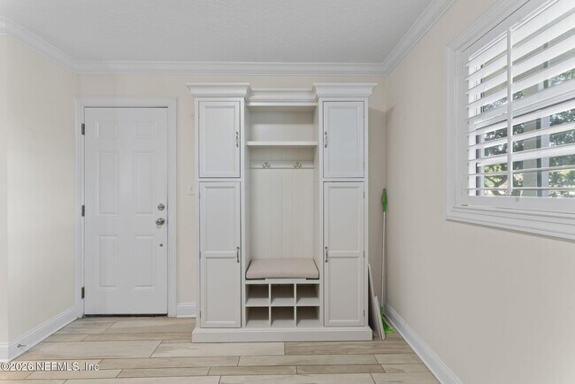 Building Photo - 618 8th Ave N