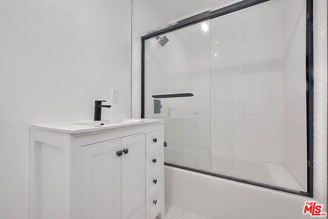 Building Photo - 3701 Coliseum St