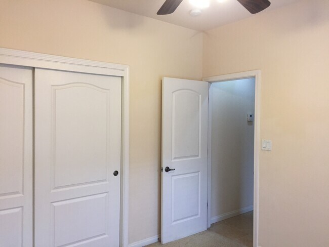 Building Photo - Wonderful 4+2 located North of Stockdale H...
