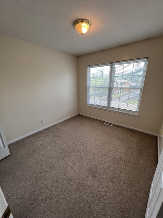 Building Photo - 633 Renker Rd