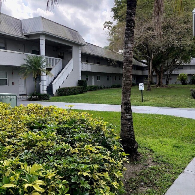 Building Photo - 17255 SW 95th Ave