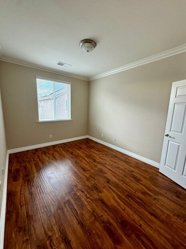 Building Photo - Beautiful 3 Bed 2.5 Bath in Copper River