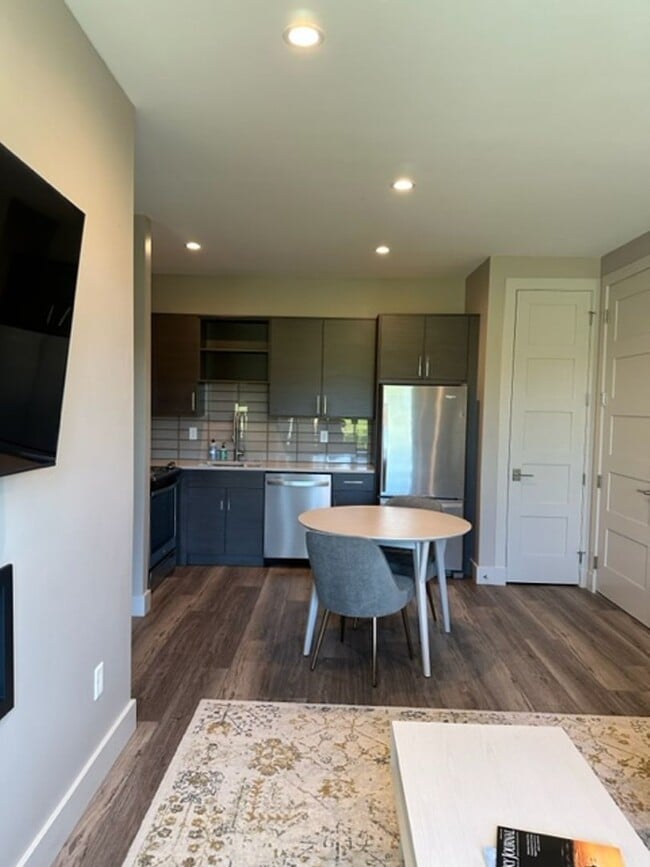 Building Photo - Fully Furnished Condo for Rent in Black Bull!