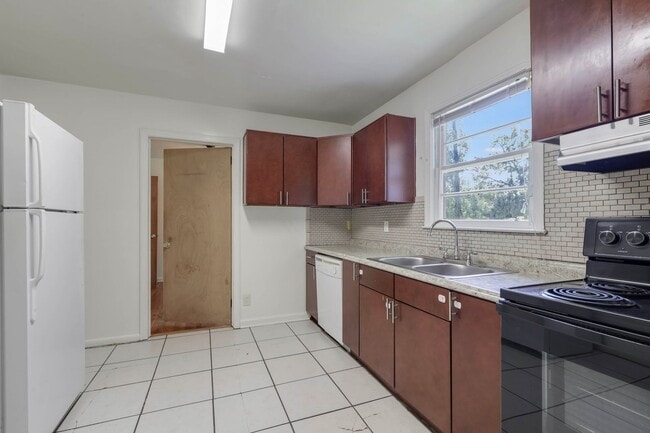 Building Photo - 4 bed 2 bath house, Walk to Stadium!! Available August 2026