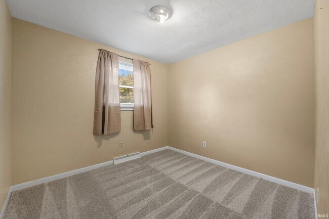 Building Photo - 2221 Graham Dr
