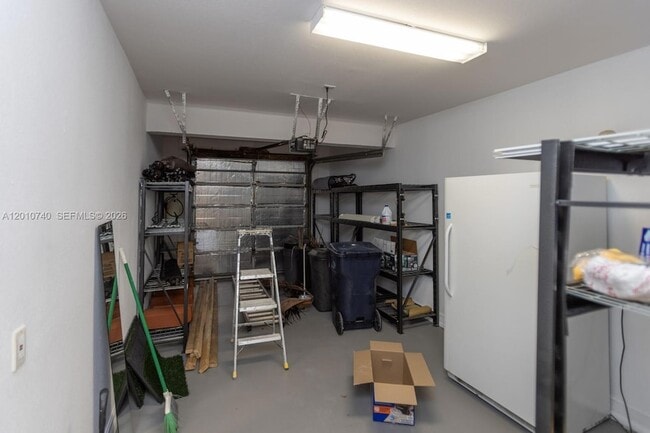 Building Photo - 425 N Shore Dr
