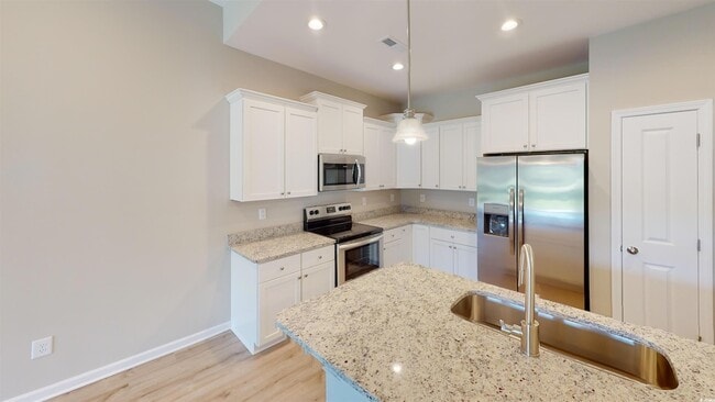 Building Photo - 14 Racquet Club Dr