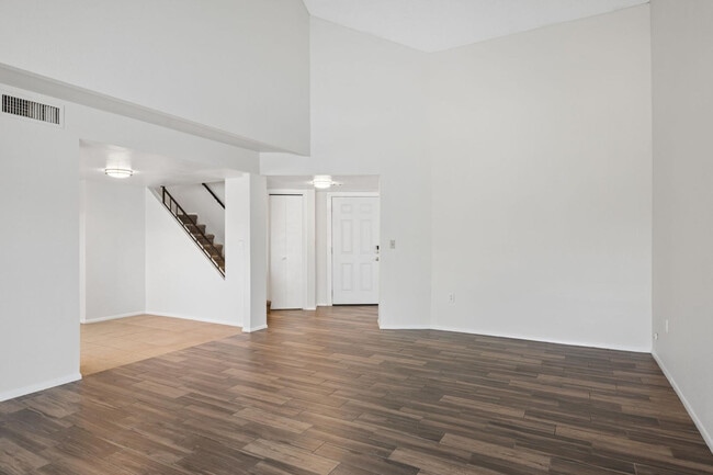 Building Photo - 2423 E Maryland Dr