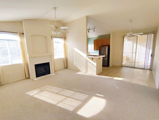 Building Photo - Henderson - 2 bedroom / 2 bath condo