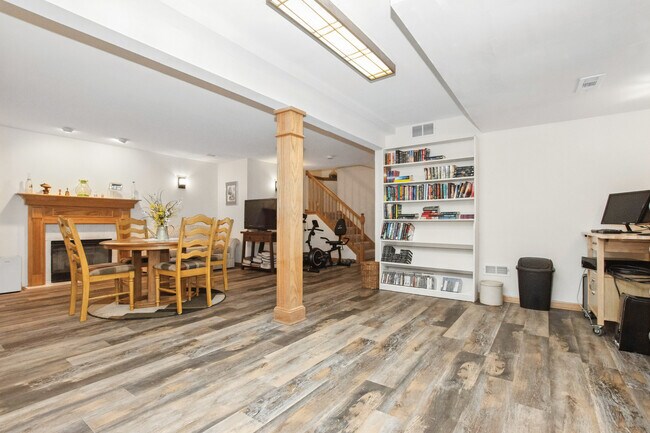 Building Photo - 406 Kresswood Dr