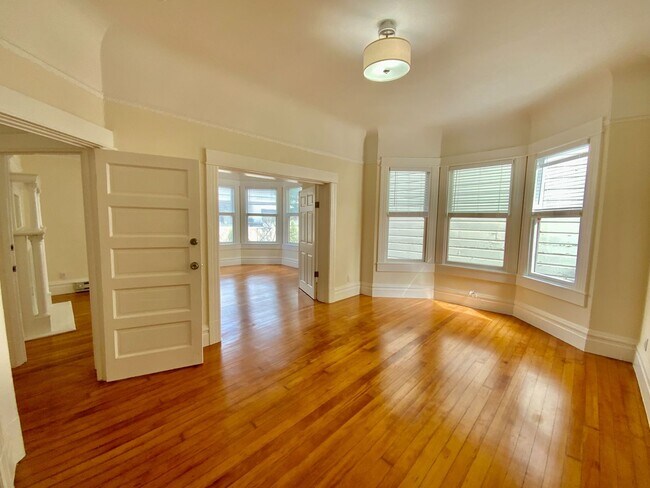 Building Photo - RENOVATED 2BR. Dishwasher! Laundry On-Site...