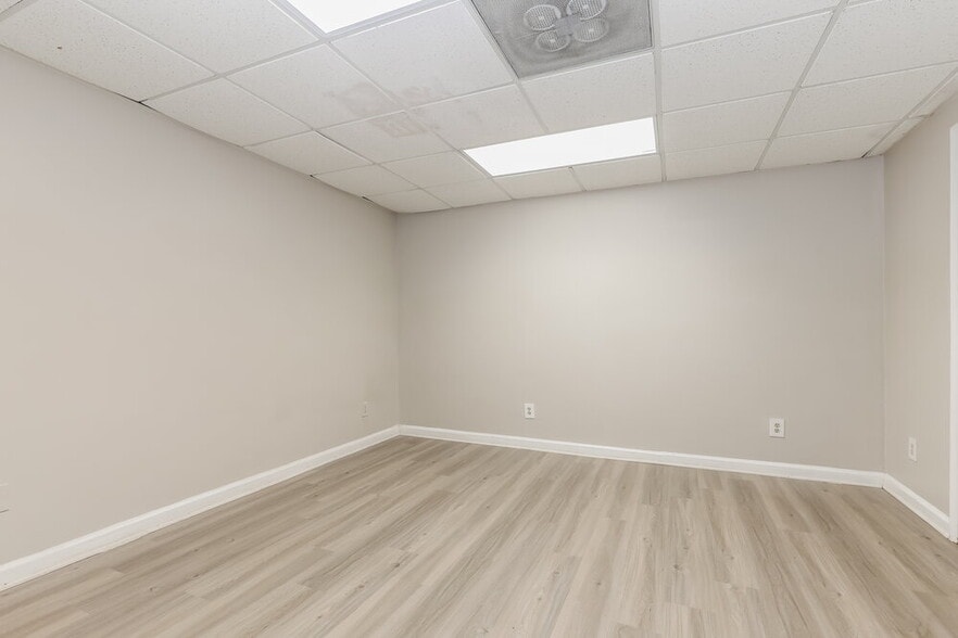 Building Photo - 403 Streamview Ln