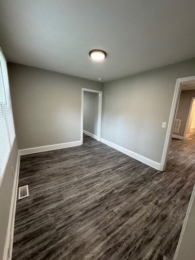 Building Photo - 3 Bedroom 1 bath  Remodeled Home