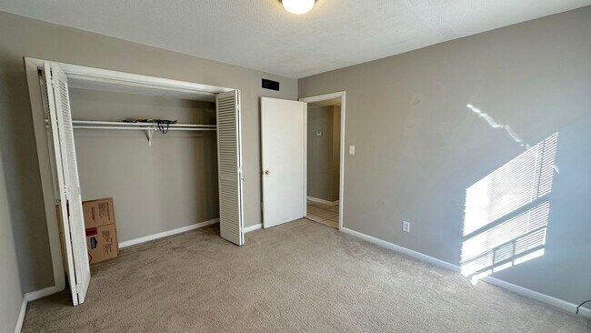 Building Photo - WALKABLE 2/1 TWN w/ & Washer/Dryer! Close ...