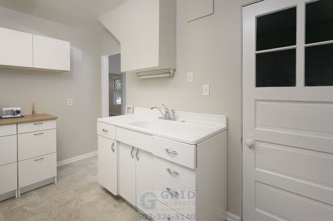 Building Photo - Charming 3 Bedroom Craftsman Home Available in SE Portland!