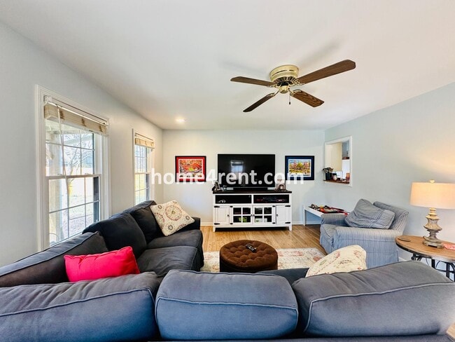 Building Photo - Charming, Prairie Village Home in a Quiet Neighborhood with Wood Floors and a Fenced Yard!