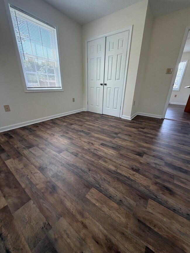 Building Photo - 3 Bed 1 Bath Home