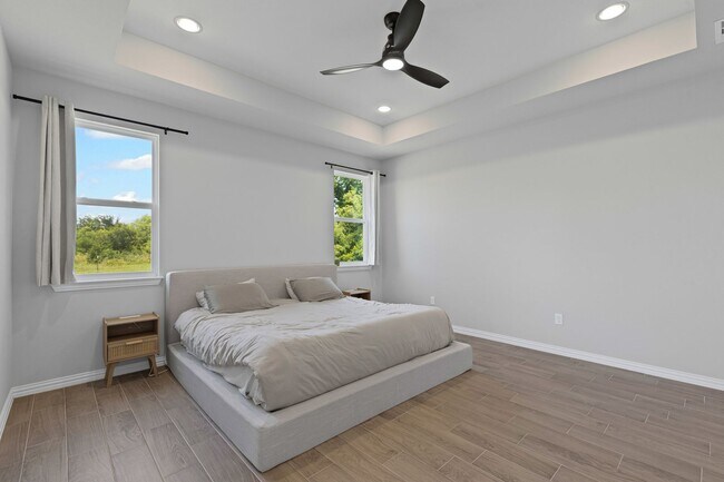Building Photo - Grand in Granbury!