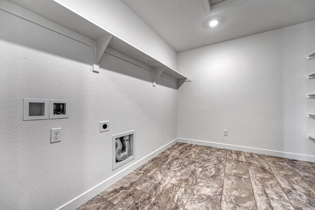Building Photo - $4,450.00, 5 bed, 4.5-bath located in Broo...